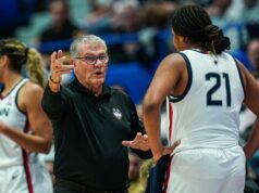 Geno Auriemma z UConnu hovorí, že sa vráti v 42. sezóne Ženský basketbal NCAA: Boston U v Connecticute