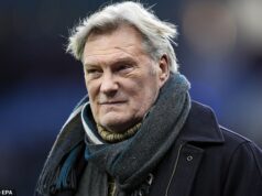Glenn Hoddle, 68, sa ponúka, že zakročí a zachráni Tottenham, ktorý sa rúti smerom k zostupu s Igorom Tudorom, ktorý je už po troch zápasoch pod tlakom. Glenn Hoddle sa ponúkol, že zakročí a zachráni Tottenham pred zostupom