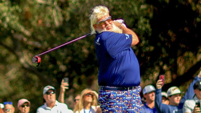 Golfová legenda John Daly sa kĺže dolu púštnym kopcom vo virálnom golfovom videu
