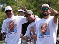 Golfoví fanúšikovia nosia tričká Tigera Woodsa na podujatí PGA Tour niekoľko dní po jeho šokujúcom zatknutí pod vplyvom alkoholu Fanúšikovia Tigera Woodsa mali na turnaji Texas Children's Houston Open tričká s jeho panákom.