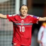 Hannah Cain oslavuje s Maredom Griffithsom