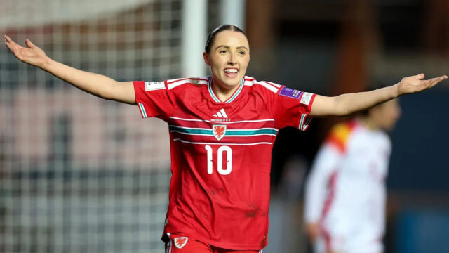 Hannah Cain oslavuje s Maredom Griffithsom 