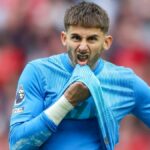 Brankárovi Tottenhamu Hotspur Guglielmo Vicario sa podarilo dostať na titulky novín v Taliansku, aj keď je vonku zranený.