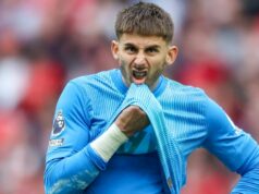 Guglielmo Vicario zastihol taliansku videobúru pred play-off majstrovstiev sveta proti Bosne Brankárovi Tottenhamu Hotspur Guglielmo Vicario sa podarilo dostať na titulky novín v Taliansku, aj keď je vonku zranený.