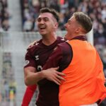 McEntee oslavuje svoj neskorý gól, ktorý priniesol Hearts všetky tri body