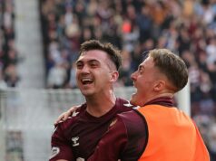 HEARTS 1 DUNDEE 0: McEntee vedie víťaza, vďaka ktorému sa hostitelia neustále blížia k titulu McEntee oslavuje svoj neskorý gól, ktorý priniesol Hearts všetky tri body
