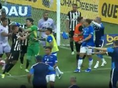 Hanebná futbalová bitka má za následok vylúčenie 23 hráčov – vrátane bývalého hrdinu Ligy majstrov za TÚTO ranu K hromadnej bitke došlo počas nedeľňajšieho súboja medzi brazílskymi miestnymi rivalmi Cruzeiro (v modrom) a Atleticom Mineiro (čierno-biele pruhy).