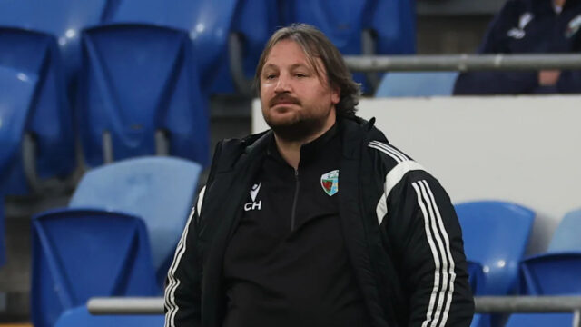 Stredopoliar Leo Smith počas prípravného zápasu TNS proti Cardiff City v roku 2021.