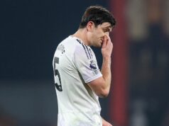 Harry Maguire padá späť na zem, pretože červená karta stojí Man Utd vs Bournemouth Harry Maguire dostal svoj pochodový rozkaz v druhej polovici remízy Man Utd s Bournemouthom