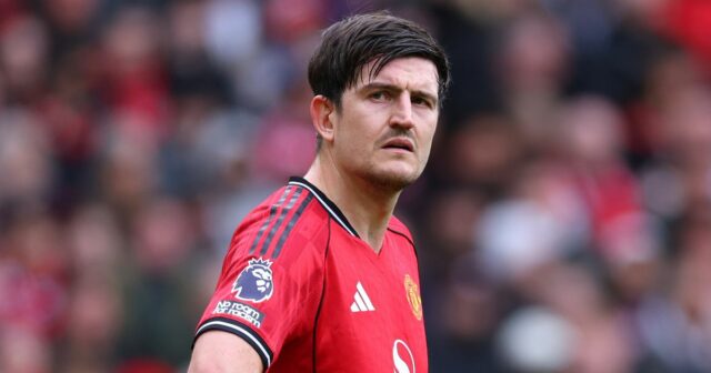 Harry Maguire vysvetlil presvedčenie - môže hrať za Man Utd? Harry Maguire sa pozerá počas zápasu Manchestru United na Old Trafford