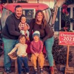 Pár je videný s Hudsonom, Caydenom a Averym počas vianočnej sezóny 2021