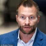 Hlavný tréner Los Angeles Rams Sean McVay stojí pri wide receiverovi Puka Nacuovi