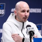 Hlavný tréner VCU kričí na študentských novinárov po návrate marcového Madness