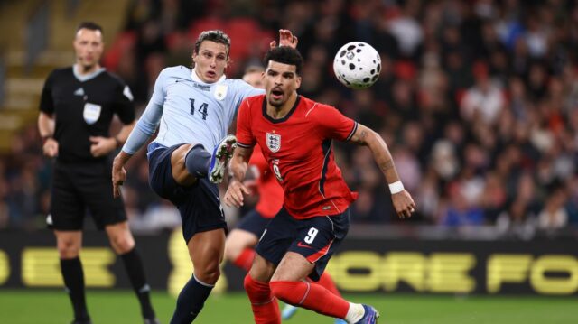 Hodnotenie anglických hráčov ako trojhviezdičkové posiela odkaz na majstrovstvá sveta Agustin Canobbio z Uruguaja a Dominic Solanke z Anglicka