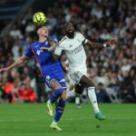 Rudiger kľačí Diega Rica pred tvárou.