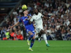 Hodnotenie hráčov Realu Madrid proti Getafe Rudiger kľačí Diega Rica pred tvárou.