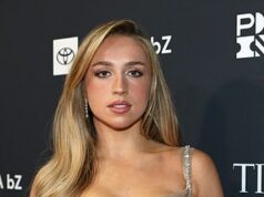 Hokejový hrdina amerického tímu Jack Hughes „exkluzívne randil“ s kanadskou popovou hviezdou po tom, čo vyhral zlato nad severskými rivalmi Tate McRae