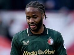 Holandské médiá divoch Raheem Sterling po brutálnom skandovaní a nesúhlase Robina van Persieho Raheem Sterling z Feyenoordu. počas zápasu holandskej Eredivisie medzi FC Twente a Feyenoordom