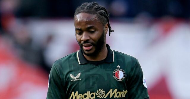 Holandské médiá divoch Raheem Sterling po brutálnom skandovaní a nesúhlase Raheem Sterling z Feyenoordu. počas zápasu holandskej Eredivisie medzi FC Twente a Feyenoordom