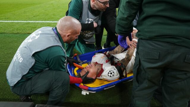 Noa Lang dostáva lekárske ošetrenie počas Liverpoolu vs Galatasaray