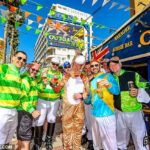 Keď konské dostihy v grófstve Gloucestershire dosiahli dramatický vrchol, športoví fanúšikovia na pobreží Costa Blanca si obliekli svoje najlepšie kostýmy džokejov, aby si užili sršiace 23 stupňové teplo.