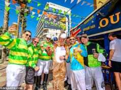 Horúce do klusu! Briti z Benidormu si užívajú slnkom zaliatu zábavu v Cheltenhame v nádhernom počasí Keď konské dostihy v grófstve Gloucestershire dosiahli dramatický vrchol, športoví fanúšikovia na pobreží Costa Blanca si obliekli svoje najlepšie kostýmy džokejov, aby si užili sršiace 23 stupňové teplo.