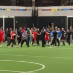 Ľudia vstupujú na ihrisko Baller League