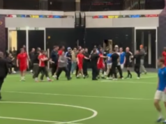 Hra Baller League v Spojenom kráľovstve upadá do prudkého chaosu, keď zaútočila na ihrisko a vybuchla pyrotechnika Ľudia vstupujú na ihrisko Baller League