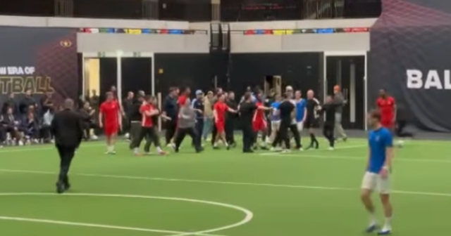 Ľudia vstupujú na ihrisko Baller League