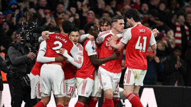 Viktor Gyokeres oslavuje strelenie prvého gólu Arsenalu s Declanom Riceom, Williamom Salibom, Gabrielom Martinellim a Bukayom Saka počas zápasu Premier League medzi Arsenalom a Evertonom na Emirates Stadium. 