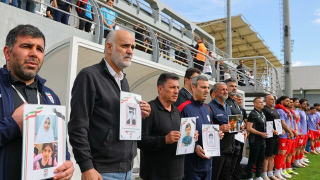 Hráči Iránu si uctia údajné detské obete vojny pred prípravným Hráči Iránu si uctia údajné detské obete vojny pred prípravným zápasom majstrovstiev sveta