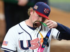 Hráči tímu USA sťahujú z krku strieborné medaily WBC Hráči tímu USA sťahujú z krku strieborné medaily WBC