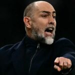 Hlavný tréner Chorvátska v Marseille Igor Tudor (vpravo) a francúzsky stredopoliar Marseille Dimitri Payet (vpravo) sa 6. septembra 2022 zúčastňujú na tlačovej konferencii na štadióne Tottenham Hotspur v Londýne v predvečer zápasu futbalovej skupiny D Ligy majstrov UEFA proti Tottenhamu Hotspur.