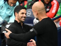 Hral som za Mikela Artetu a Pepa Guardiolu – viem, ako môže Man City poraziť Arsenal Mikel Arteta, manažér Arsenalu, objíma Josepa Guardiolu, manažéra Manchestru City, pred zápasom Premier League medzi Manchester City FC a Arsenal FC na Etihad Stadium 22. septembra 2024 v Manchestri v Anglicku.