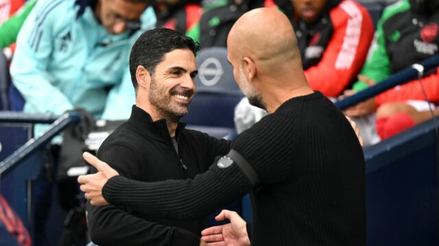 Hral som za Mikela Artetu a Pepa Guardiolu – viem, Mikel Arteta, manažér Arsenalu, objíma Josepa Guardiolu, manažéra Manchestru City, pred zápasom Premier League medzi Manchester City FC a Arsenal FC na Etihad Stadium 22. septembra 2024 v Manchestri v Anglicku.