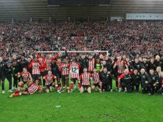 ‚Hral som za Newcastle, ale som pre návštevníkov Sunderlandu a nemilosrdnú tímovú fotografiu. Hráči Sunderlandu pózujú na fotografii