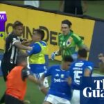 Hromadná bitka vedie k 23 červeným kartám pre hráčov Cruzeiro a Atlética Mineiro v Brazílii | futbal