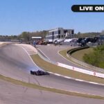 Auto Scotta McLaughlina sa točí po tom, čo v sobotu v Alabame ponoril koleso do trávy