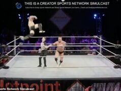 Hrôzostrašný zápasový rozhodca trpí zdravotnou pohotovosťou v ringu… len aby bol vykopnutý z cesty Hrôzostrašná scéna sa odohrala vo štvrtok večer, keď jeden účinkujúci skočil z horného lana