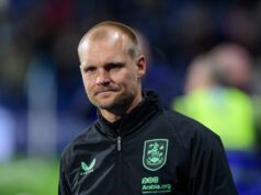 Huddersfield Town potvrdil, že šéf Liam Manning má súcitnú dovolenku Liam Manning sa prizerá počas zápasu Huddersfield