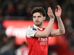 Hviezda Arsenalu Declan Rice poskytuje dvojslovnú aktualizáciu po tom, čo utrpel strach zo zranenia proti Chelsea Declan Rice z Arsenalu tlieska fanúšikom