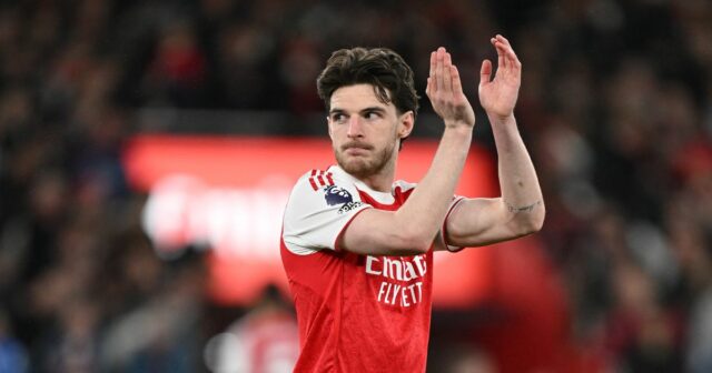 Hviezda Arsenalu Declan Rice poskytuje dvojslovnú aktualizáciu po tom, čo Declan Rice z Arsenalu tlieska fanúšikom