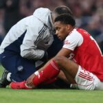 Jurrien Timber dostáva lekárske ošetrenie počas zápasu Premier League medzi Arsenalom a Evertonom na Emirates Stadium.