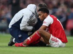 Hviezda Arsenalu Jurrien Timber prerušil krytie po obavách zo zranenia, ktoré prídu v najhoršom čase Jurrien Timber dostáva lekárske ošetrenie počas zápasu Premier League medzi Arsenalom a Evertonom na Emirates Stadium.