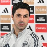 LONDÝN, ANGLICKO - 3. DECEMBRA: Mikel Arteta, manažér / hlavný tréner Arsenalu s Riccardom Calafiorim počas zápasu Premier League medzi Arsenalom a Brentfordom na Emirates Stadium 3. decembra 2025 v Londýne v Anglicku. (Foto: Marc Atkins/Getty Images)