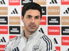Hviezda Arsenalu odhaľuje prestupové želanie po tom, čo Mikel Arteta naznačil letnú zmluvu LONDÝN, ANGLICKO - 3. DECEMBRA: Mikel Arteta, manažér / hlavný tréner Arsenalu s Riccardom Calafiorim počas zápasu Premier League medzi Arsenalom a Brentfordom na Emirates Stadium 3. decembra 2025 v Londýne v Anglicku. (Foto: Marc Atkins/Getty Images)