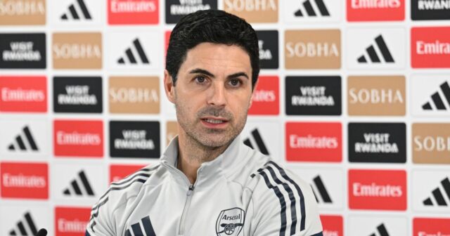 LONDÝN, ANGLICKO - 3. DECEMBRA: Mikel Arteta, manažér / hlavný tréner Arsenalu s Riccardom Calafiorim počas zápasu Premier League medzi Arsenalom a Brentfordom na Emirates Stadium 3. decembra 2025 v Londýne v Anglicku. (Foto: Marc Atkins/Getty Images)