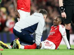 Hviezda Arsenalu pre zranenie vynechá rozhodujúce obdobie v boji o titul Očakáva sa, že Eberechi Eze vynechá približne mesiac zo zábehu pre zranenie lýtka