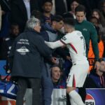 Pedro Neto z Chelsea objíma dieťa s loptou