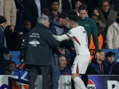 Hviezda Chelsea Pedro Neto zistila, že UEFA rozhodla o zákaze zápasu s PSG po tom, čo strčil do lopty chlapca Pedro Neto z Chelsea objíma dieťa s loptou